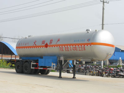两轴液化石油气运输<a href=http://banguache.chengliauto.com/ target=_blank class=infotextkey>半挂车</a>(照)图片